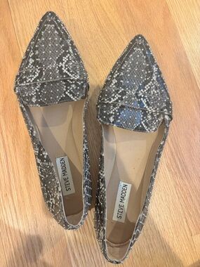 Steve Madden Pointed Snake-Print Loafers in Gray and White